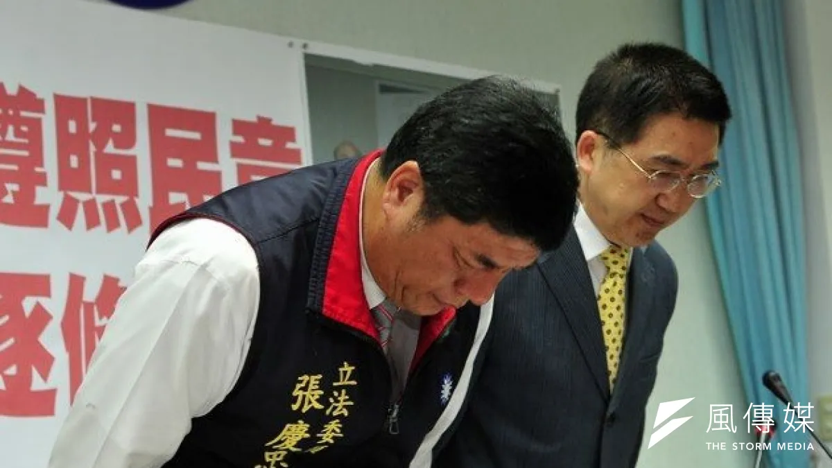 國民黨立院黨團總召林鴻池帶著內政委員會召委張慶忠為卅秒道歉,林鴻池則表示為此一決策負責請辭。(吳逸驊攝)