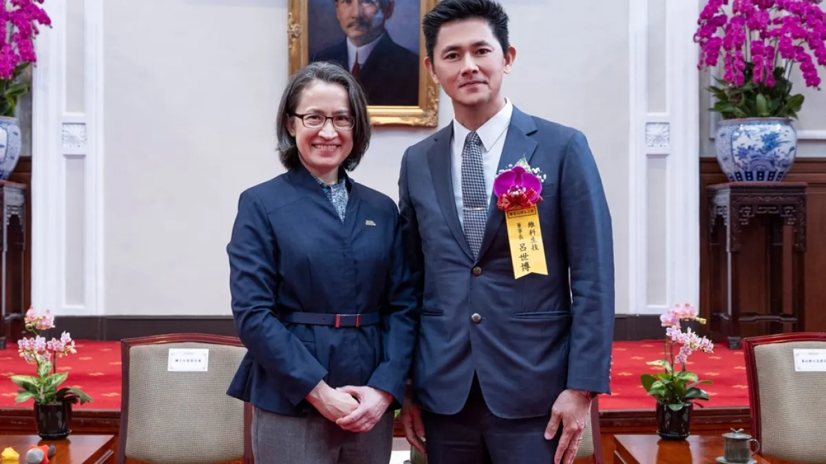 副總統蕭美琴(左)與婕樂纖創辦人呂世博(右)合影。(圖/婕樂纖提供)