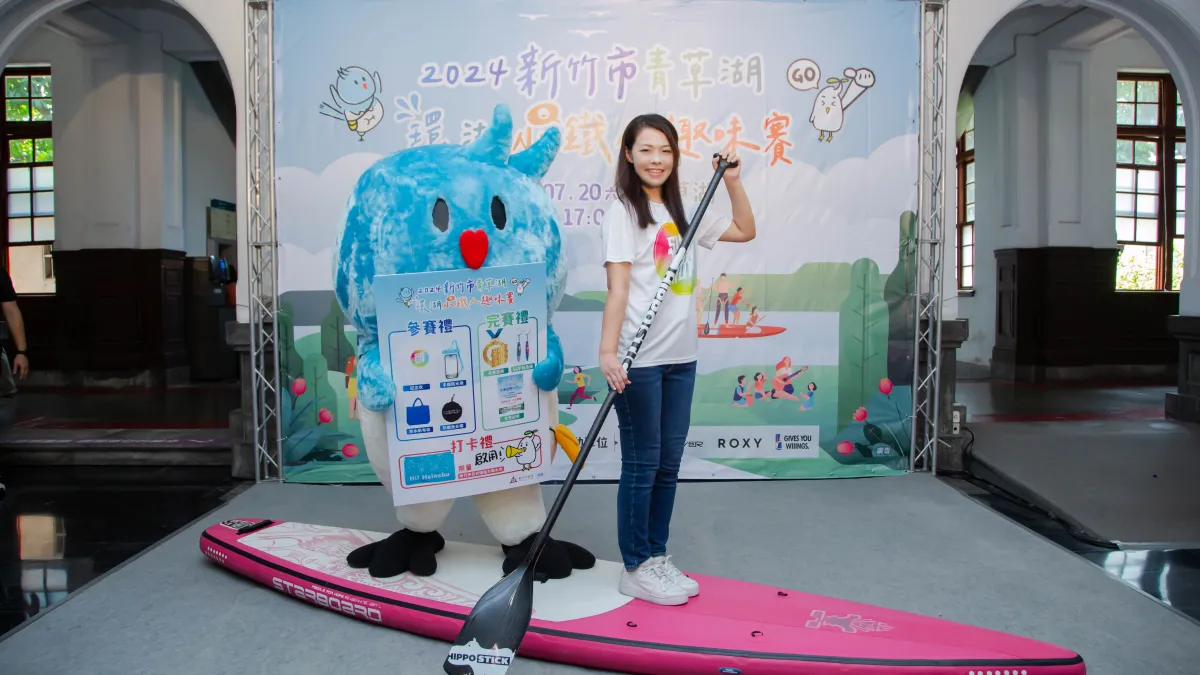 新竹市長高虹安與竹市特派員皮卡站在SUP板上合影。(圖/新竹市政府提供)