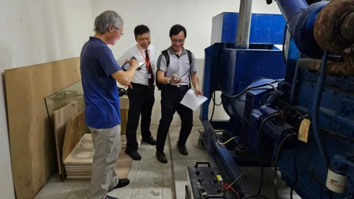 北市節能輔導團進行冰水主機評估。(圖/臺北市政府環保局提供)