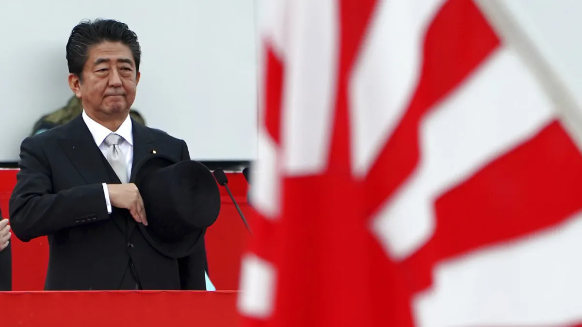 日本首相安倍晉三力推修憲,將自衛隊地位寫入憲法,今年夏天登場的參議院選舉將是關鍵。(AP)