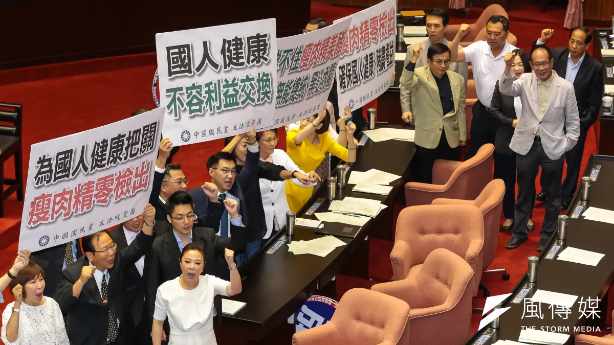 立法院24日表決「禁止瘦肉精美豬交付經濟委員會主審」一案,國民黨團堅決反對。(顏麟宇攝)