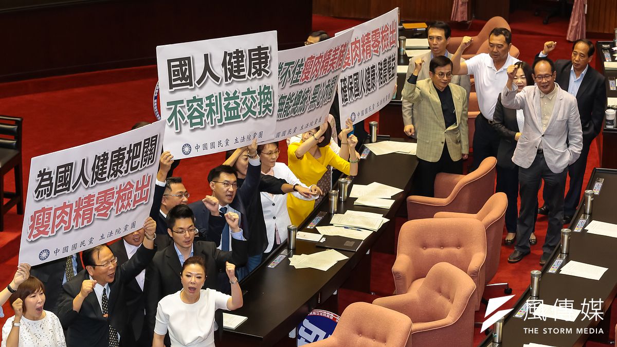 立法院24日表決「禁止瘦肉精美豬交付經濟委員會主審」一案,國民黨團堅決反對。(顏麟宇攝) 立法院24日表決「禁止瘦肉精美豬交付經濟委員會主審」一案,國民黨團堅決反對。(顏麟宇攝)