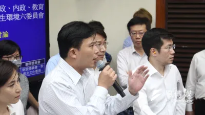 《前瞻條例》審查11日進入逐條討論,但國民黨立委持續高喊「會議無效」杯葛,讓黃國昌發言頻遭打斷,他氣得痛批藍委干擾發言、根本是在掩護前瞻。(方炳超攝)