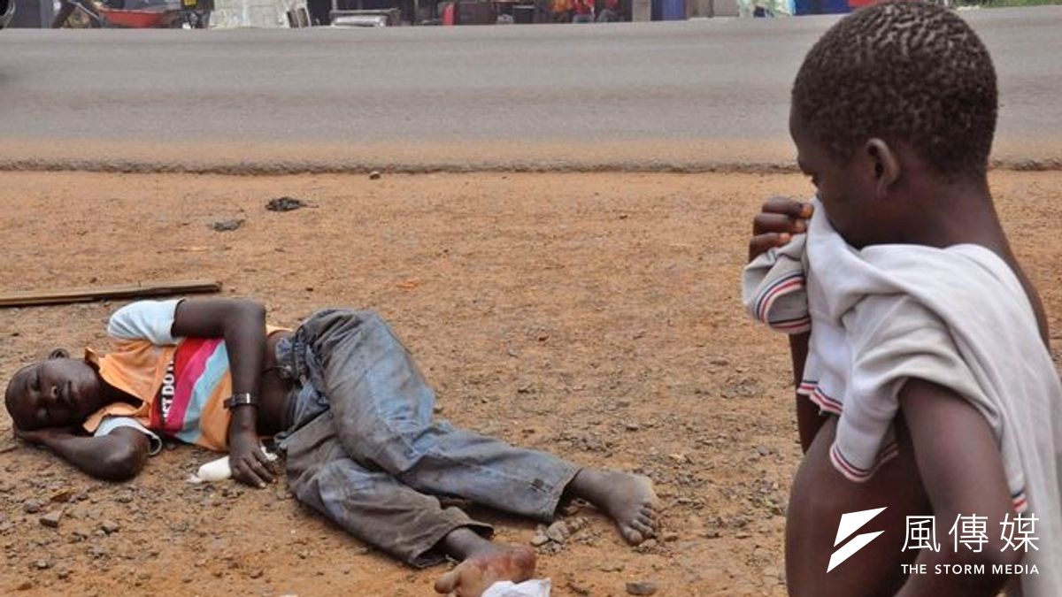 賴比瑞亞兒童看著一名垂死的伊波拉病患(美聯社) 賴比瑞亞兒童看著一名垂死的伊波拉病患(美聯社)
