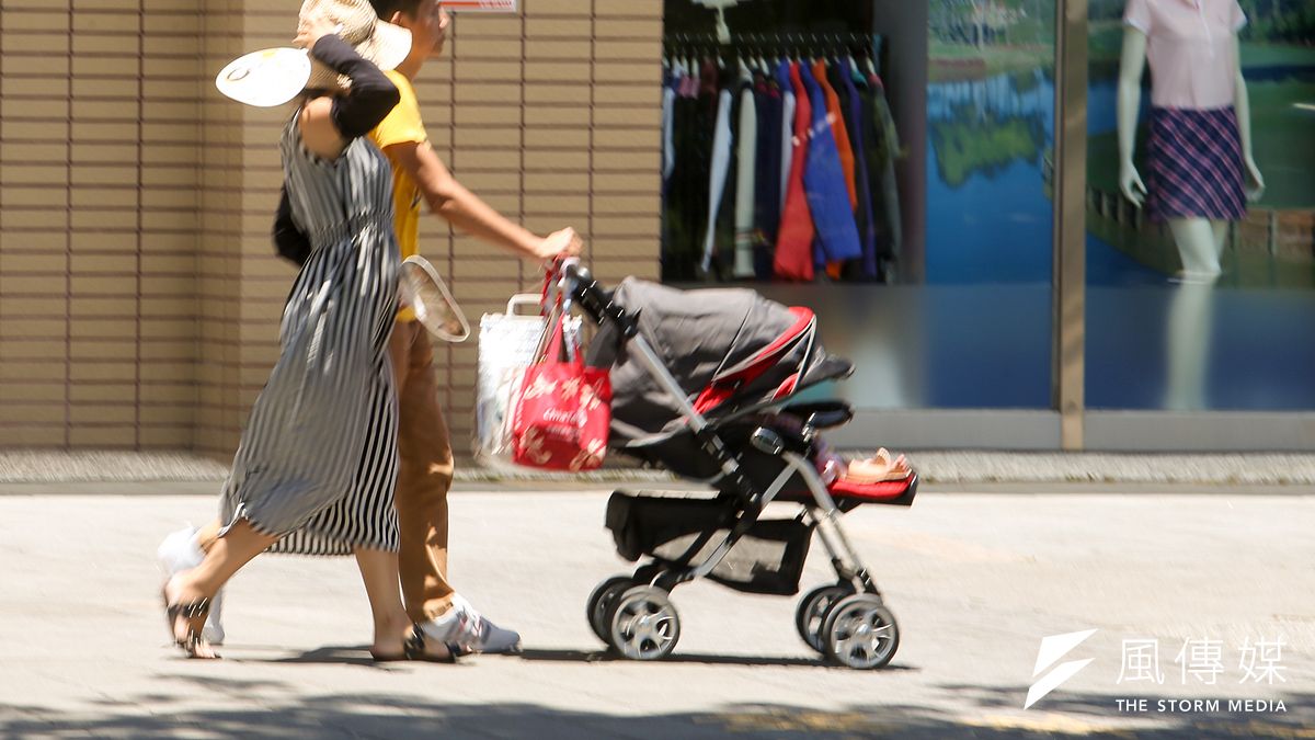 秋老虎持續發威,這幾天全台高溫炎熱。氣象局表示,今(25)日起至周三(27日)因太平洋高壓籠罩,各地天氣晴朗炎熱,今年第一道鋒面週四晚間起影響台灣。(資料照,陳明仁攝) 秋老虎持續發威,這幾天全台高溫炎熱。氣象局表示,今(25)日起至周三(27日)因太平洋高壓籠罩,各地天氣晴朗炎熱,今年第一道鋒面週四晚間起影響台灣。(資料照,陳明仁攝)