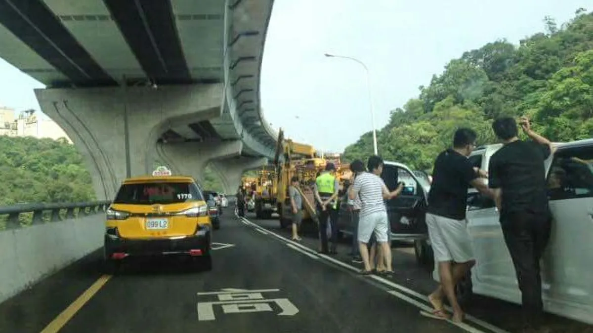 端午節當天五楊高架車禍導致塞車。(蔡志宏攝)