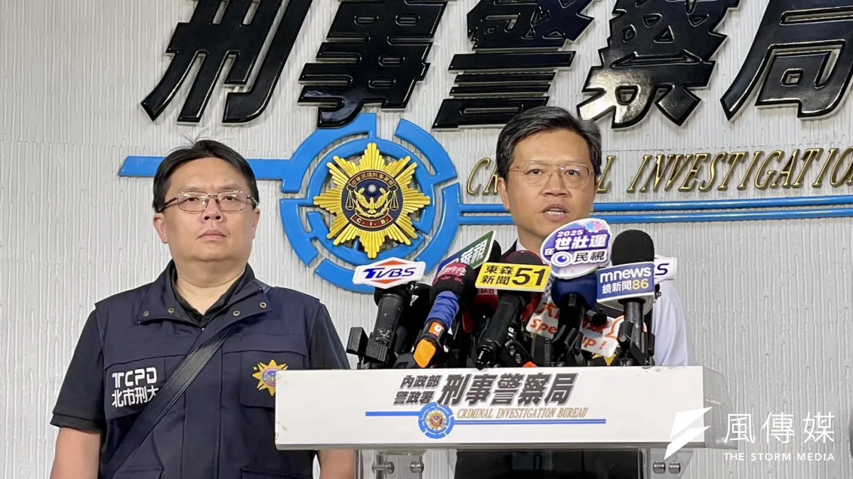 內政部警政署刑事警察局7日上午召開記者會,國際刑警科長李昆達說明自緬甸接返的55名疑涉詐騙及人口販運國人。(鍾秉哲攝)
