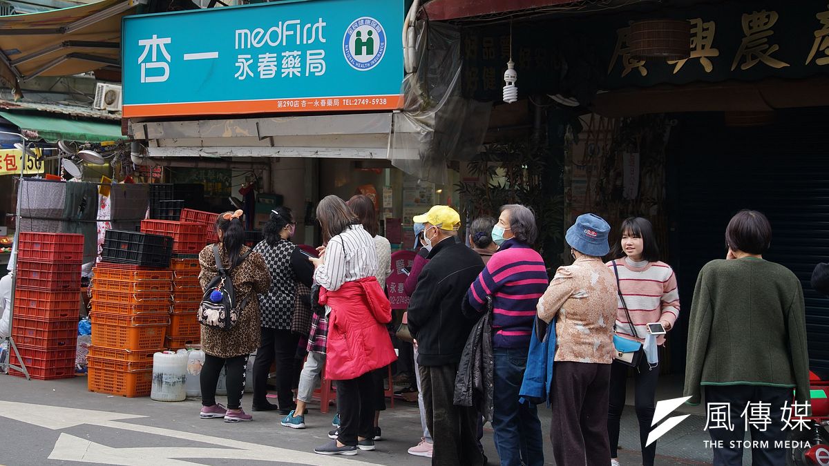 政府推出「口罩實名制」以保障國內防疫需求,民眾可於藥局購買口罩,但由於人口分布不均,熱鬧地區仍常出現供不應求情形,部分偏遠地區口罩庫存量則「口罩過剩」。(資料照,盧逸峰攝) 政府推出「口罩實名制」以保障國內防疫需求,民眾可於藥局購買口罩,但由於人口分布不均,熱鬧地區仍常出現供不應求情形,部分偏遠地區口罩庫存量則「口罩過剩」。(資料照,盧逸峰攝)