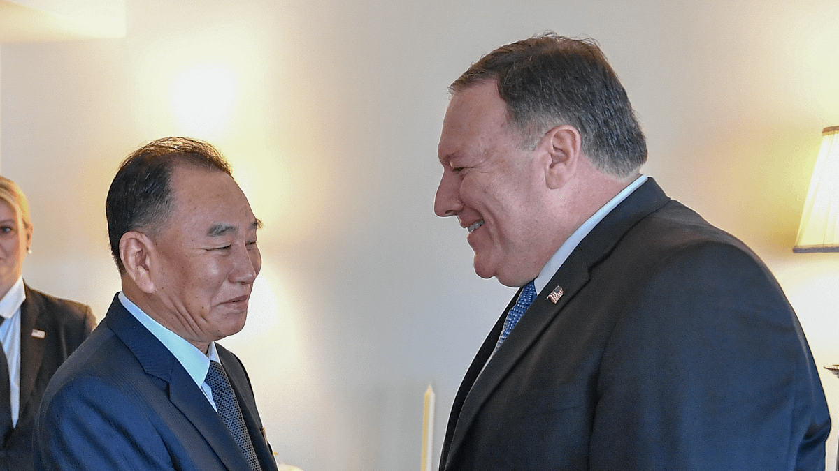 美國國務卿龐畢歐與朝鮮勞動黨中央委員會副主席金英哲在紐約碰面。(美國國務院) 美國國務卿龐畢歐與朝鮮勞動黨中央委員會副主席金英哲在紐約碰面。(美國國務院)