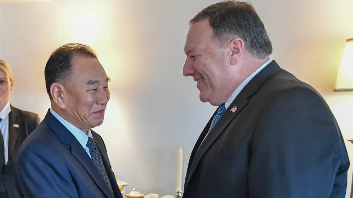 美國國務卿龐畢歐與朝鮮勞動黨中央委員會副主席金英哲在紐約碰面。(美國國務院)