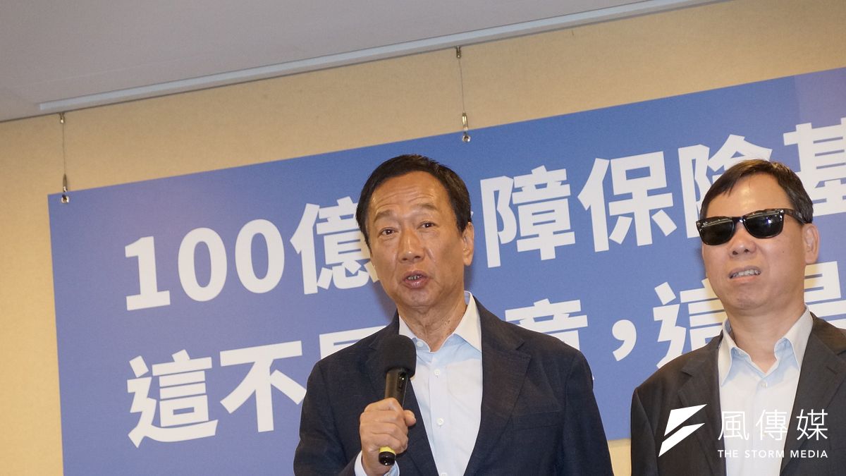 被問是否認為民進黨打算灌票?國民黨總統初選參選人郭台銘(左)回應,「有沒有灌?大家心知肚明。」(資料照,盧逸峰攝) 被問是否認為民進黨打算灌票?國民黨總統初選參選人郭台銘(左)回應,「有沒有灌?大家心知肚明。」(資料照,盧逸峰攝)