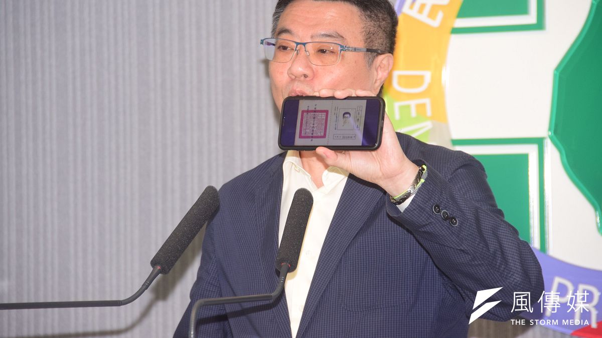 原住民事務部主任曾志湘傳出過去親中、曾是國民黨員,引發人事爭議。民進黨主席卓榮泰28日召開記者會力挺,更秀出高中時期的國民黨證,表示曾經是國民黨黨員的人何其之多。(吳俊廷攝) 原住民事務部主任曾志湘傳出過去親中、曾是國民黨員,引發人事爭議。民進黨主席卓榮泰28日召開記者會力挺,更秀出高中時期的國民黨證,表示曾經是國民黨黨員的人何其之多。(吳俊廷攝)