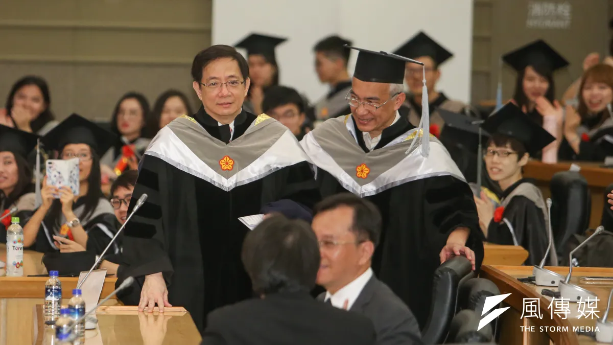 管中閔(左)早上著博士袍在台大財金系小畢典致詞,晚間在臉書發文給台大全體畢業生。(陳明仁攝)