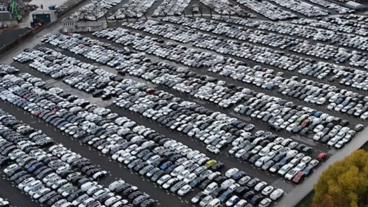 據了解,德國埃森市一處汽車物流中心堆滿滯銷車輛,其中不乏福斯與奧迪品牌新車。(圖/翻攝自X/Gennady_G_G)