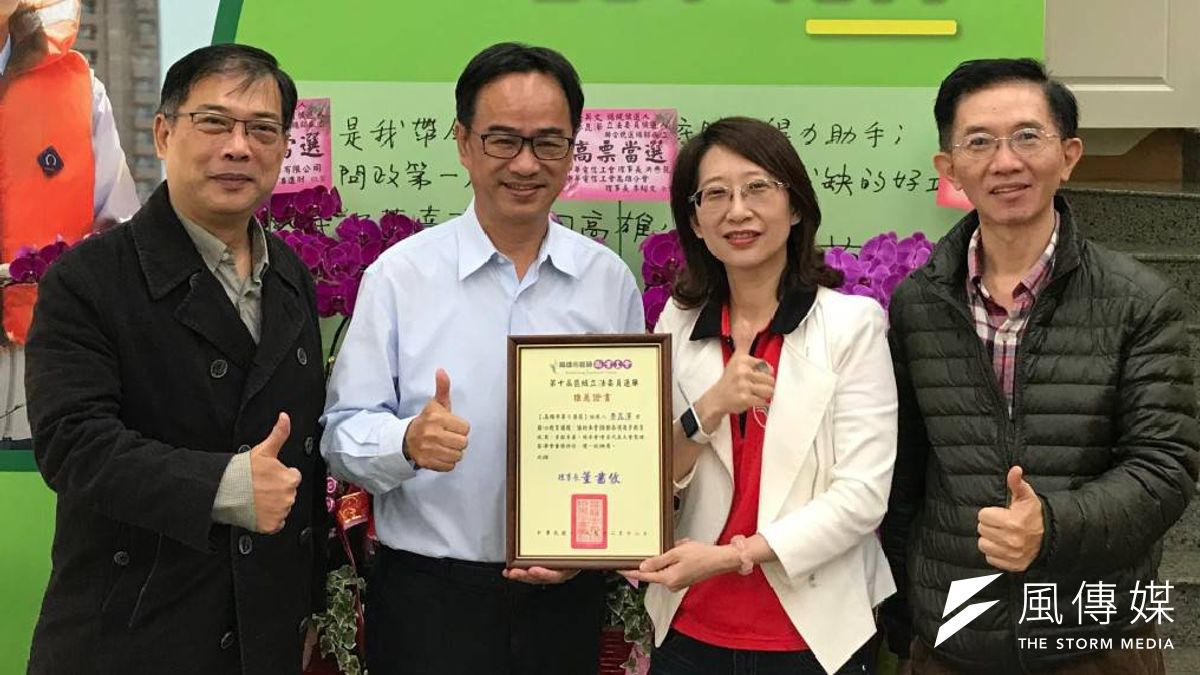 高雄市教師職業工會理事長董書攸特地到李昆澤的競選總部頒發推薦書,委員問政深獲公民團體肯定。(圖/徐炳文攝) 高雄市教師職業工會理事長董書攸特地到李昆澤的競選總部頒發推薦書,委員問政深獲公民團體肯定。(圖/徐炳文攝)