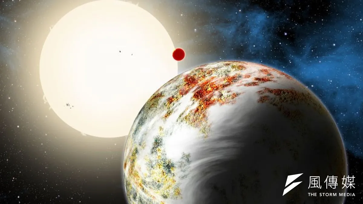 碩大的類地行星Kepler-10c(右)繞行恆星Kepler-10(取自網路)
