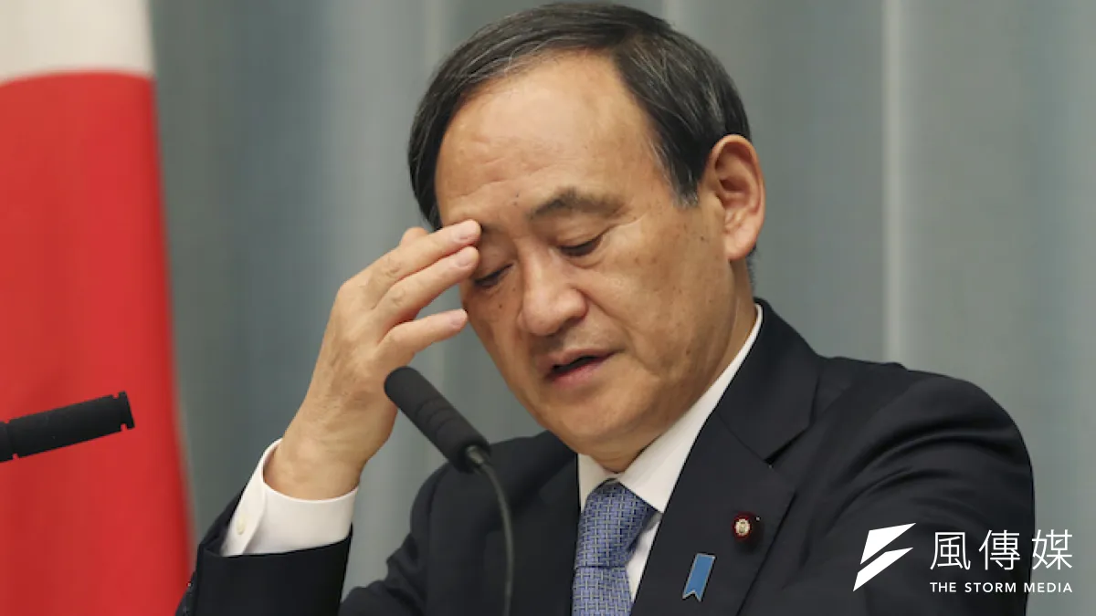 日本內閣官房長官菅義偉連日召開記者會,營救人質方面卻完全沒有進展。(美聯社)