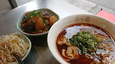 士林捷運站一號出口旁的「牛有廖Beefull」不僅好吃,交通也很方便。(圖/臺北市政府觀傳局提供)