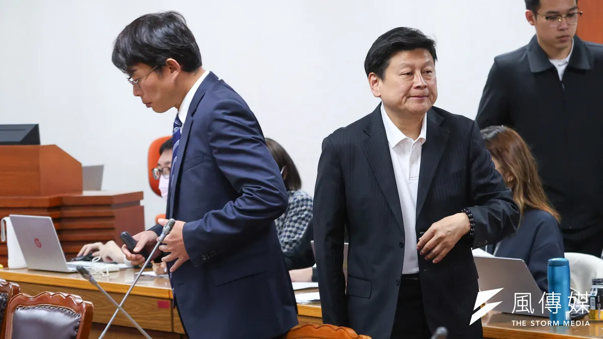 國民黨、民眾黨在立法院多數時候為聯盟,但一個高中考題恐影響藍白合。圖為國民黨團總召傅崐萁(右)與民眾黨主席黃國昌(左)。(顏麟宇攝)