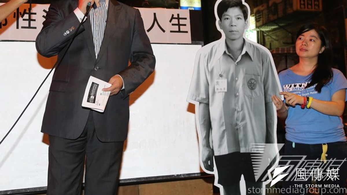 廢死團體在寧夏夜市為死囚鄭性澤推出平反大會,律師羅秉成(左)及廢死聯盟執行長林欣怡(右)都出席。(吳逸驊攝) 廢死團體在寧夏夜市為死囚鄭性澤推出平反大會,律師羅秉成(左)及廢死聯盟執行長林欣怡(右)都出席。(吳逸驊攝)