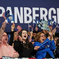 2025年11月4日、選挙の夜のパーティーで、民主党の支持者が盛大に歓声を上げる。(写真/AP通信提供) 2025年11月4日、選挙の夜のパーティーで、民主党の支持者が盛大に歓声を上げる。(写真/AP通信提供)