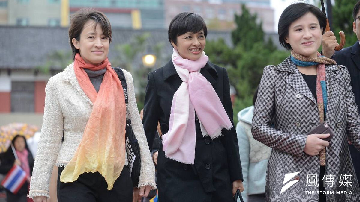 在網路上被封為「民進黨S.H.E」的立委蕭美琴(左)邱議瑩(中)鄭麗君今天相約一起走紅毯(林俊耀攝) 在網路上被封為「民進黨S.H.E」的立委蕭美琴(左)邱議瑩(中)鄭麗君今天相約一起走紅毯(林俊耀攝)