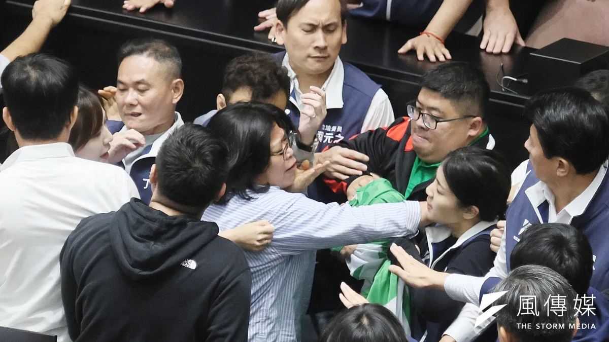 為了阻擋藍白立委通過國會改革法案,立法院17日院會中,民進黨立委數度搶攻主席台,在議場爆發肢體衝突。(柯承惠攝)