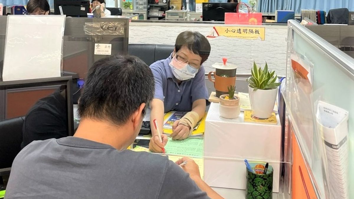 基隆就業中心服務員協助中高齡失業民眾釐清就業目標並推介工作。(圖/勞動力發展署北分署提供) 基隆就業中心服務員協助中高齡失業民眾釐清就業目標並推介工作。(圖/勞動力發展署北分署提供)