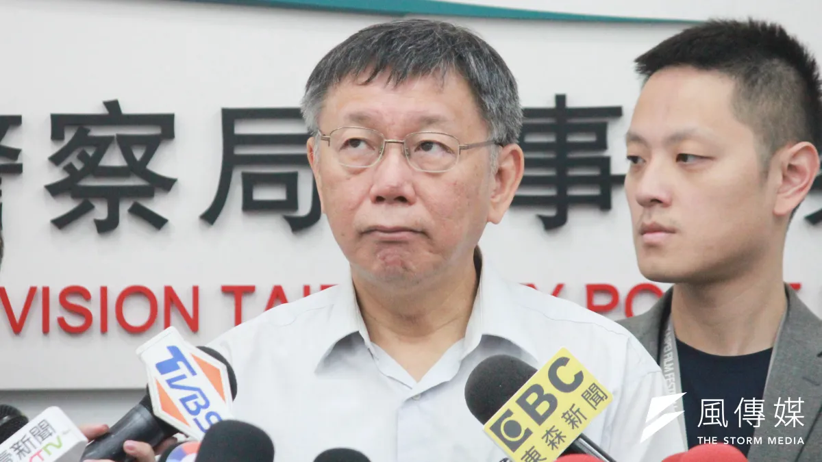 台北市長柯文哲25日上午前往刑警大隊,出席北市警察局破獲跨國走私海洛英毒品集團頒獎典禮。(方炳超攝)