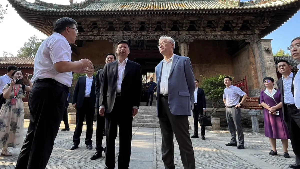 藍營的兩岸宗教、文化等民間交流活動照舊,但看似不變表象下,北京確已採取行動限縮與國民黨往來的空間,而且一出手就是直指黨務高層。 圖為2023年8月國民黨副主席夏立言(圖中)與國台辦主任宋濤(左二)前往山西運城解州關聖帝君祖廟參訪。(國民黨提供)