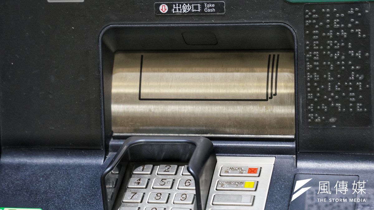 普發現金1萬元已開放ATM領現,11月24日民眾也可以到郵局領櫃領取。而近日日幣匯率再度跳水,部分網路銀行通路甚至出現「0.19字頭」。(示意圖/柯承惠攝) 普發現金1萬元已開放ATM領現,11月24日民眾也可以到郵局領櫃領取。而近日日幣匯率再度跳水,部分網路銀行通路甚至出現「0.19字頭」。(示意圖/柯承惠攝)
