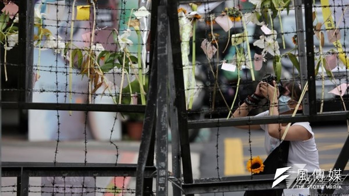 立法院臨時會將審議重大爭議案件,為防範公民團體再度攻入立院,中正一分局14日緊急於立院周邊架設拒馬。(資料照片,余志偉攝) 立法院臨時會將審議重大爭議案件,為防範公民團體再度攻入立院,中正一分局14日緊急於立院周邊架設拒馬。(資料照片,余志偉攝)