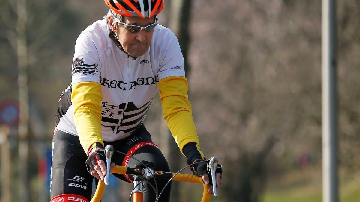 美國國務卿凱瑞(John Kerry)31日在法國騎單車時不慎摔車 美國國務卿凱瑞(John Kerry)31日在法國騎單車時不慎摔車