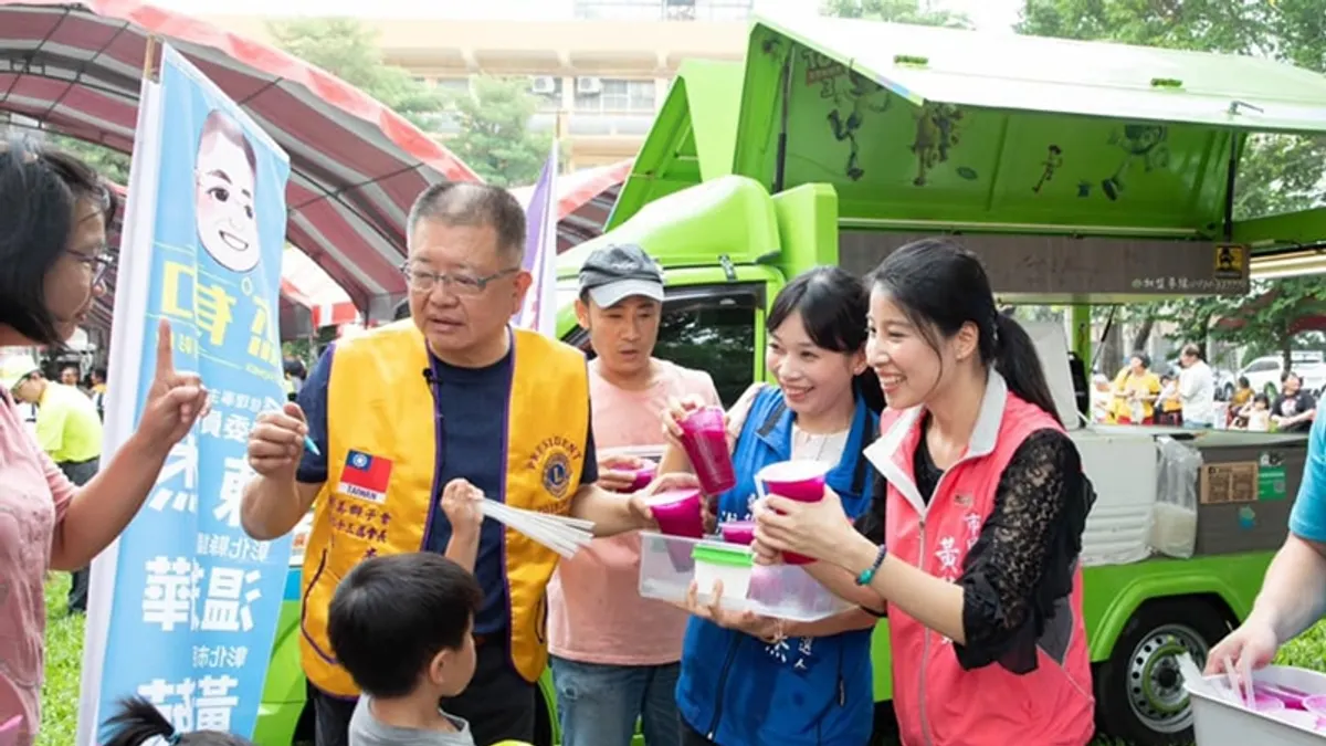 前立委陳杰(右四)雖在黨內立委初選敗陣,但仍打算選到底,其姪女、彰化縣議員溫芝樺(右二)以及姪媳婦、彰化市代表黃稜茹(右一),是他的最佳助選員。(温芝樺提供)