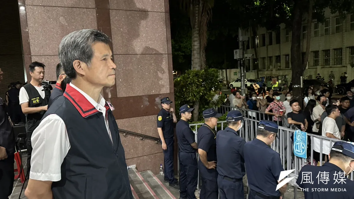 柯文哲捲京華城弊案,檢方也被質疑違反偵查不公開洩密給特定媒體,圖為北市警察局長李西河於北檢門口坐鎮指揮。(資料照,羅立邦攝)