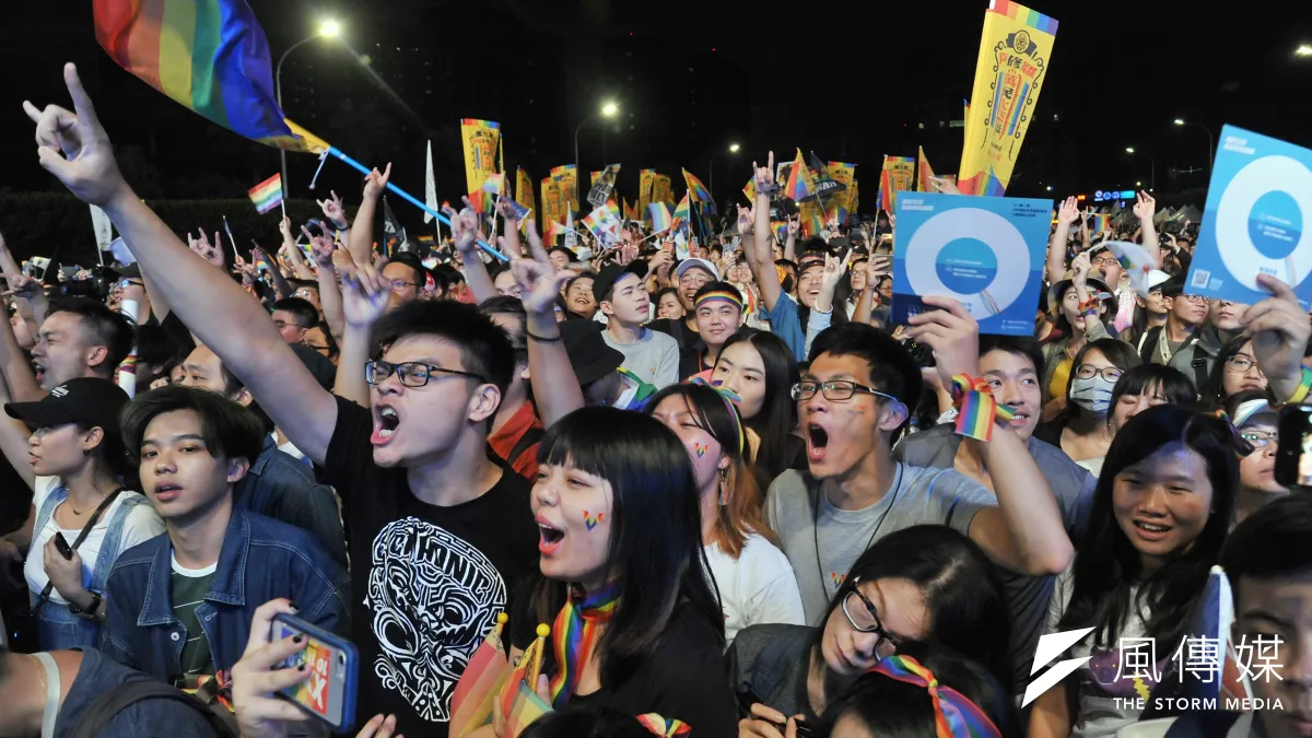 台灣人權史上最黑暗一天!24日平權公投與反同婚「愛家公投」5案進入最終對決,「愛家公投」同性結合另立專法、反對同志教育等訴求大獲全勝,就連平權公投也拿下、反對票大於同意票,為台灣的「亞洲第一」人權指標投下震撼彈。示意圖為2018「為愛返家」音樂會。(資料照,甘岱民攝)