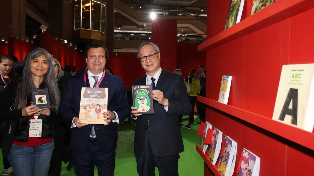 文化部長李遠、台北書展基金會董事長吳韻儀(左)、義大利經濟貿易文化推廣辦事處代表龍博文(Marco_Lombardi)(右)邀請讀者一同來感受義大利異世界的「想像無邊」。(圖/文化部提供)