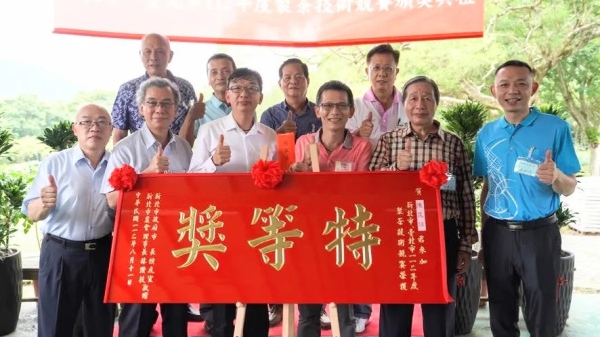 林口區陳昆諒(前排左4)榮獲特等獎殊榮。(圖/新北市農業局提供)
