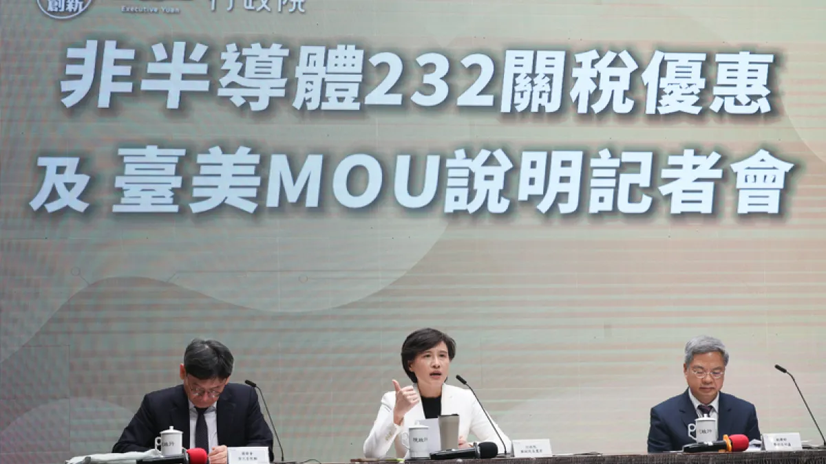 行政院說明非半導體232關稅優惠措施(1) 「非半導體232關稅優惠及台美MOU說明記者會」28日在行政院舉行,行政院副院長鄭麗君(中)、行政院政委兼國發會主委葉俊顯(左)、經濟部長龔明鑫(右)出席。(中央社)