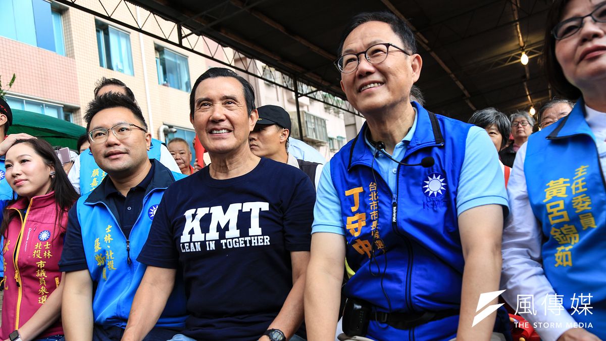 國民黨台北市長候選人丁守中29日舉辦北投後援會造勢活動,前總統馬英九也來相挺。(簡必丞攝) 國民黨台北市長候選人丁守中29日舉辦北投後援會造勢活動,前總統馬英九也來相挺。(簡必丞攝)