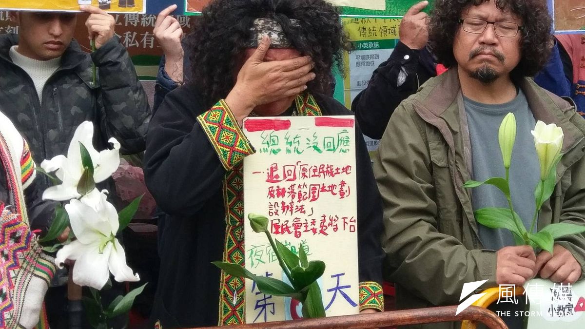 因不滿《原住民傳統領域劃設辦法》,卑南族歌手巴奈與其他原住民團體串連要求要「轉型正義」,講到難過處,不禁聲淚俱下。(陳俐穎攝) 因不滿《原住民傳統領域劃設辦法》,卑南族歌手巴奈與其他原住民團體串連要求要「轉型正義」,講到難過處,不禁聲淚俱下。(陳俐穎攝)