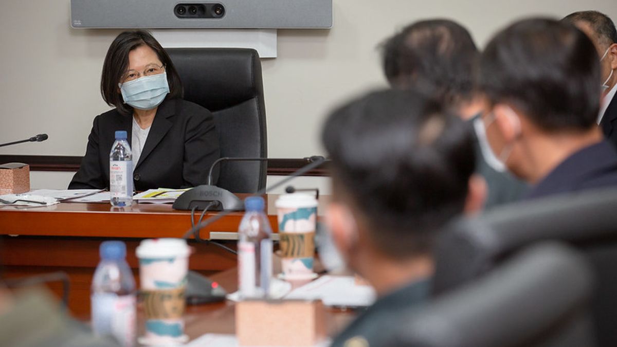 總統蔡英文上月突襲「國防安全研究院學官結業典禮」,讓現場學官措手不及。然而,在這看似突然視導的背後,同時突顯了蔡對「軍方智庫」的重視。(取自總統府網站) 總統蔡英文上月突襲「國防安全研究院學官結業典禮」,讓現場學官措手不及。然而,在這看似突然視導的背後,同時突顯了蔡對「軍方智庫」的重視。(取自總統府網站)