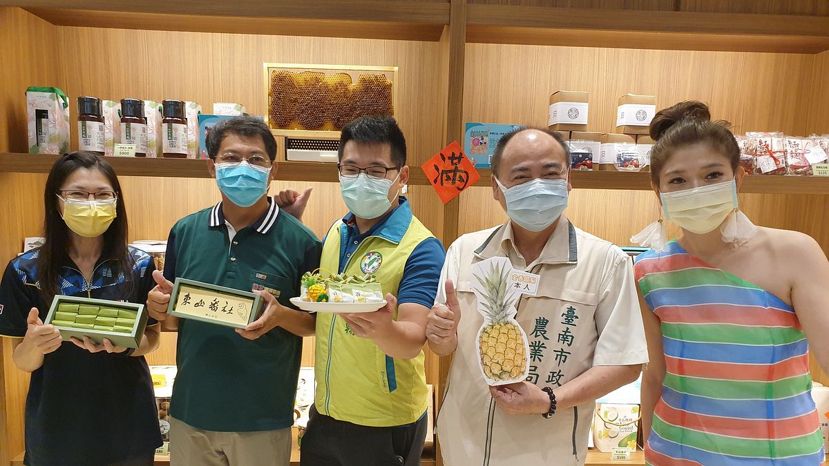 南臺灣農村社區優質好物,盼全台民眾一起振興產業。(由左至右:水土保持局臺南分局祝瑞敏副分局長、番社蔬果聯盟林俊儀、李宗翰議員、臺南市農業局陳仲杰副分局長)(圖/水保局臺南分局) 南臺灣農村社區優質好物,盼全台民眾一起振興產業。(由左至右:水土保持局臺南分局祝瑞敏副分局長、番社蔬果聯盟林俊儀、李宗翰議員、臺南市農業局陳仲杰副分局長)(圖/水保局臺南分局)