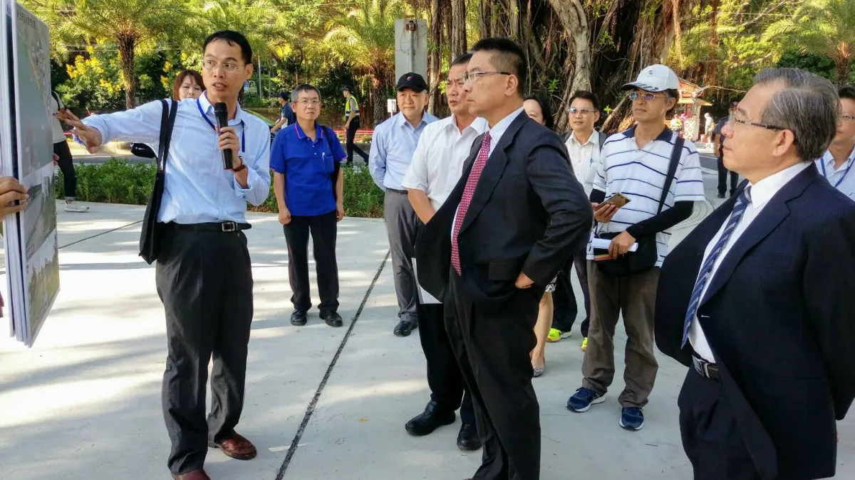 內政部徐國勇部長(中)視察淡水「海關碼頭」,了解新北市府推動該項改造工程的成果。(圖/新北市政府研究發展考核委員會提供)