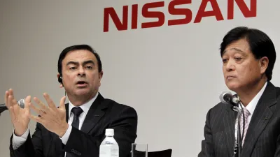 日產社長戈恩(Carlos Ghosn,左)與三菱汽車董事長益子修出席記者會(美聯社)