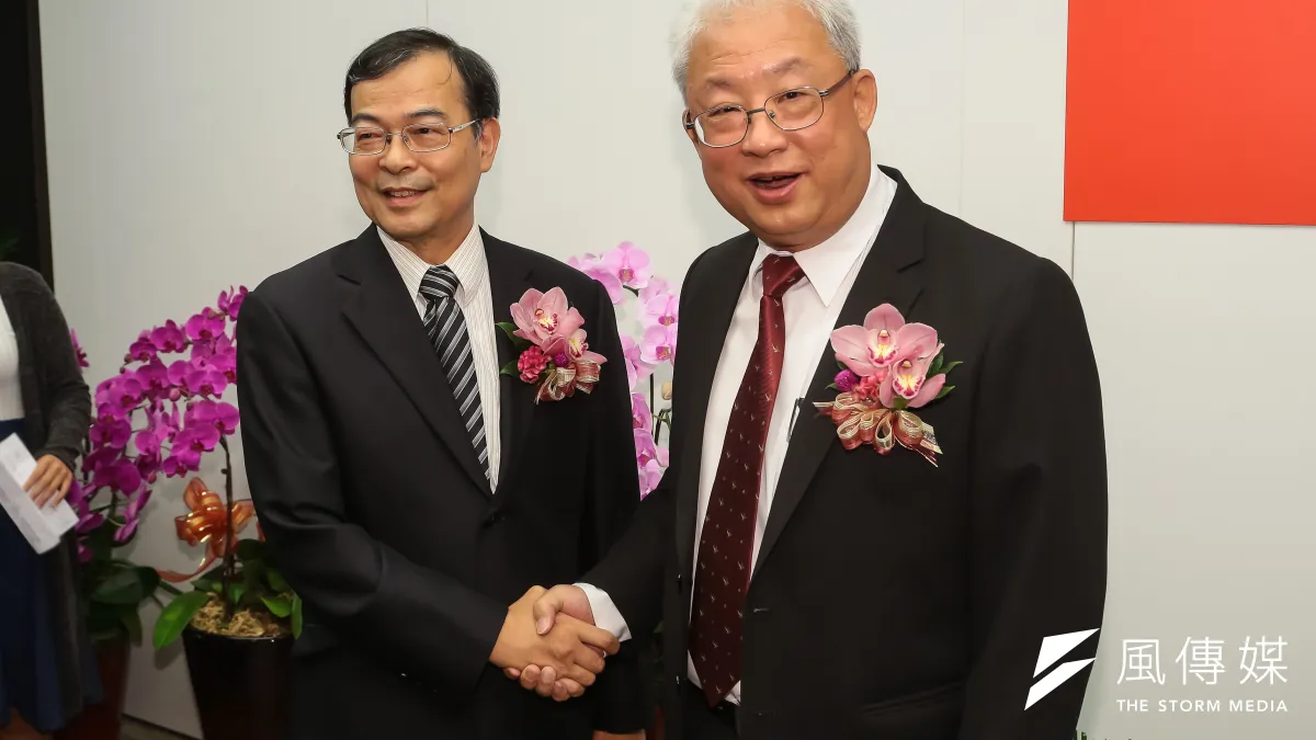 台電董事長朱文成(右)勉勵台電新任總經理鍾炳利,他說:「就任需要一點勇氣」。(顏麟宇攝)