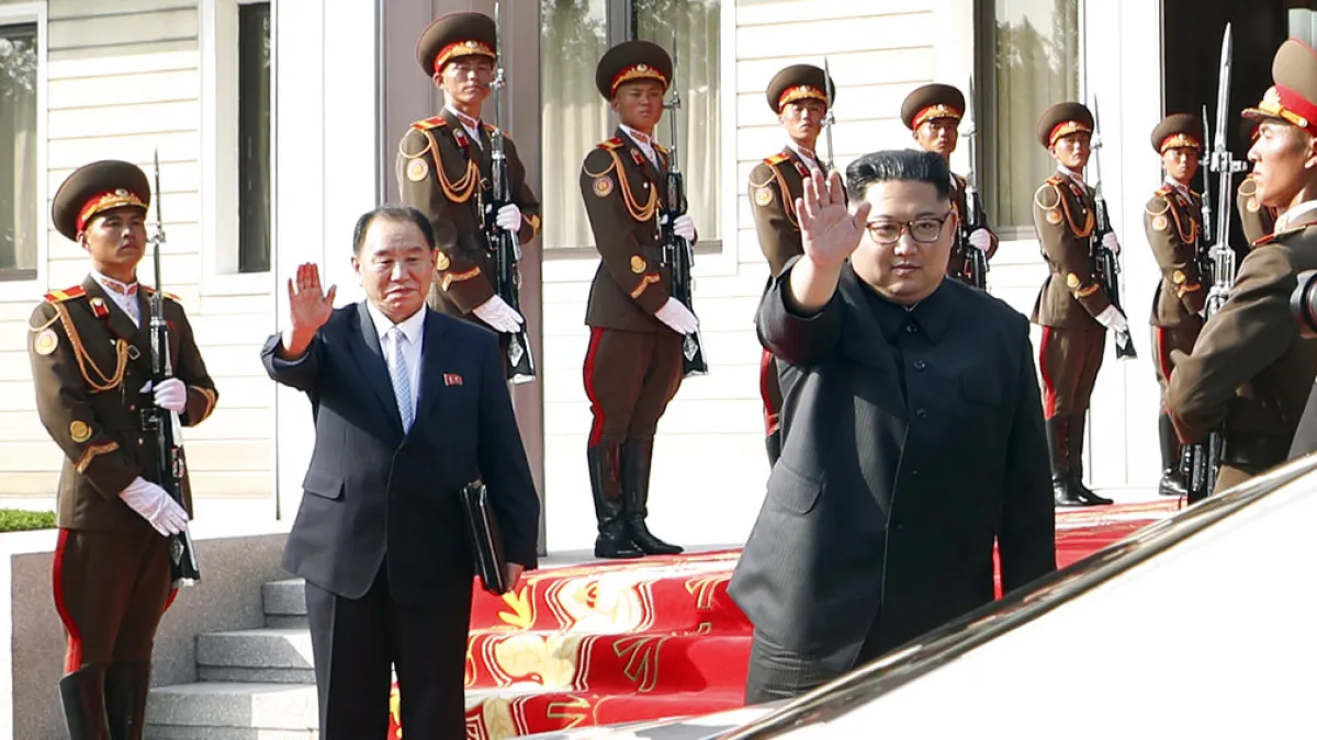 陪同金正恩到訪板門店的金英哲。(美聯社)