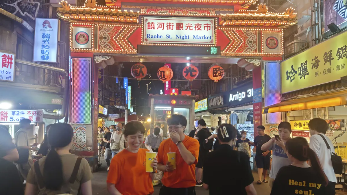 台灣的夜市遠近馳名,豐富的美食與遊樂攤位,吸引來自世界各地的旅客到訪。圖為台北市饒河街夜市。(資料照/美聯社)