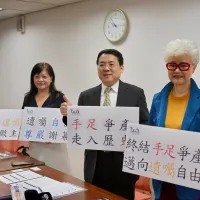 台湾の立法院は民法改正案を三読で可決した。台湾遺言協会は可決後に記者会見を開き、同協会の理事長で弁護士の劉韋德氏(中央)は「台湾の相続法制が本人の意思を尊重する方向へ進む重要な一歩であり、財産に関する自己決定権の大きな節目だ」と述べた。(写真/中央社提供) 台湾の立法院は民法改正案を三読で可決した。台湾遺言協会は可決後に記者会見を開き、同協会の理事長で弁護士の劉韋德氏(中央)は「台湾の相続法制が本人の意思を尊重する方向へ進む重要な一歩であり、財産に関する自己決定権の大きな節目だ」と述べた。(写真/中央社提供)